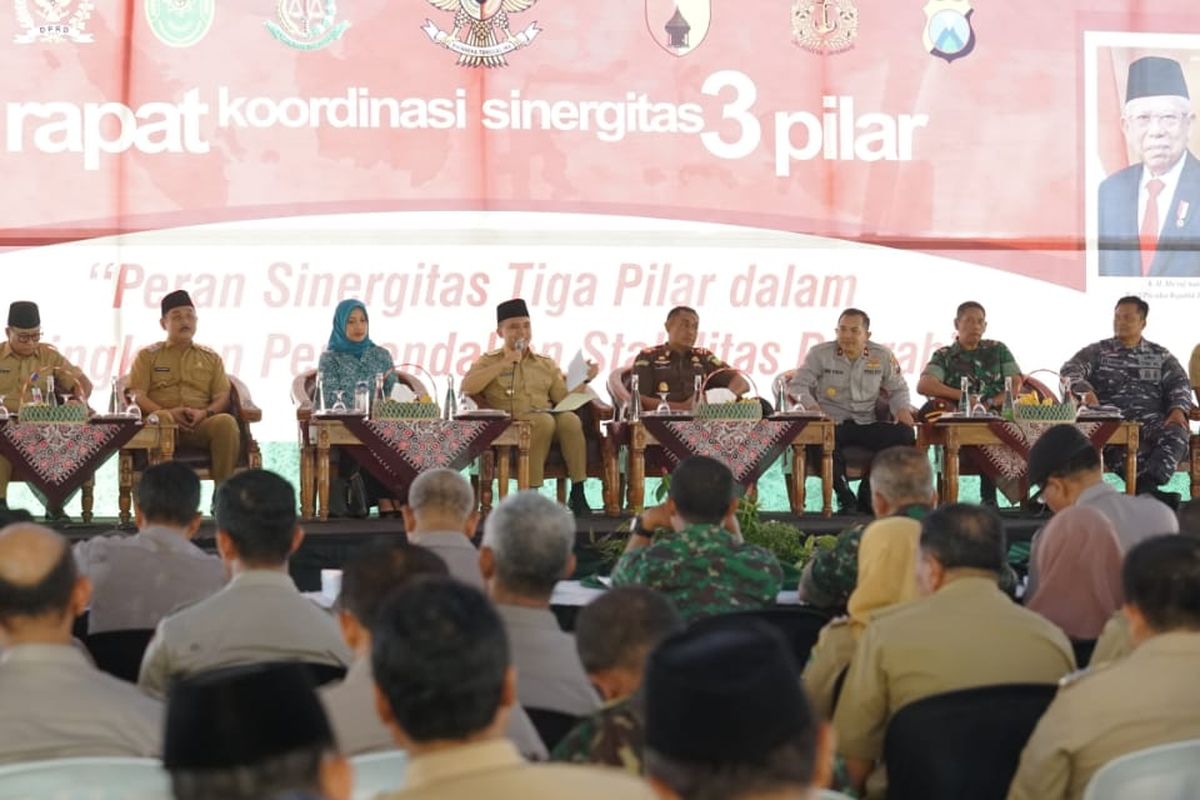 Bupati Banyuwangi Abdullah Azwar Anas saat menghadiri forum Sinergitas Tiga Pilar, yang berlangsung di Hutan de Djawatan, Kecamatan Cluring, Banyuwangi, Senin (21/10/2019).