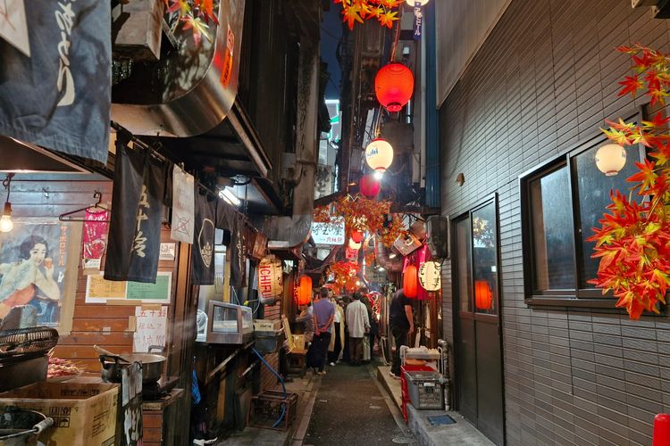 Omoide Yokocho, gang populer di kalangan wisatawan asing sebagai tempat kulineran dan minum yang terletak di kawasan Shinjuku, Tokyo, Jepang, seperti diambil Sabtu (4/11/2023).