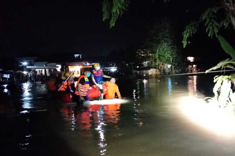 Petugas gabungan dari BPBD dan PMI Lebak melakukan evakuasi terhadap warga yang terdampak banjir di Rangkasbitung, Senin (1/11/2021) malam.