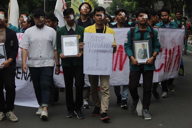 Mahasiswa melakukan demo Hari Anti Korupsi dan HAM di seberang Istana Merdeka, Jakarta, Selasa (10/12/2019). Mereka mendesak Presiden mengeluarkan Perppu untuk membatalkan UU KPK No. 19 tahun 2019, menuntaskan kasus Novel Baswedan, dan menindak tegas pelaku tindakan represif yang dilakukan oleh aparat.