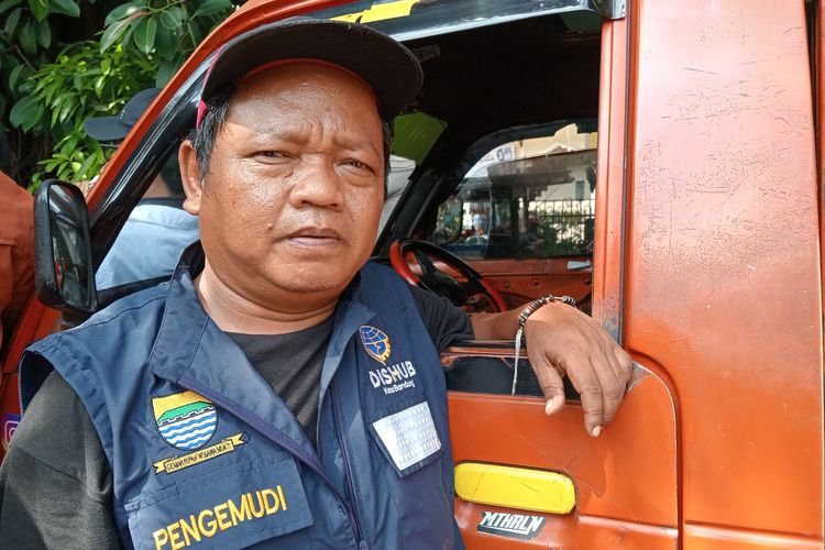 Rahmat Hidayat (47) sopir angkot jurusan Elang-Pagarsih, Kota Bandung usai bertemu dengan calon gubernur Jawa Barat Ahmad Syaikhu di di Aula IPHI Ikatan Persaudaraan Haji Indonesia, Jalan Purwakarta, Kota Bandung, Selasa (1/10/2024).