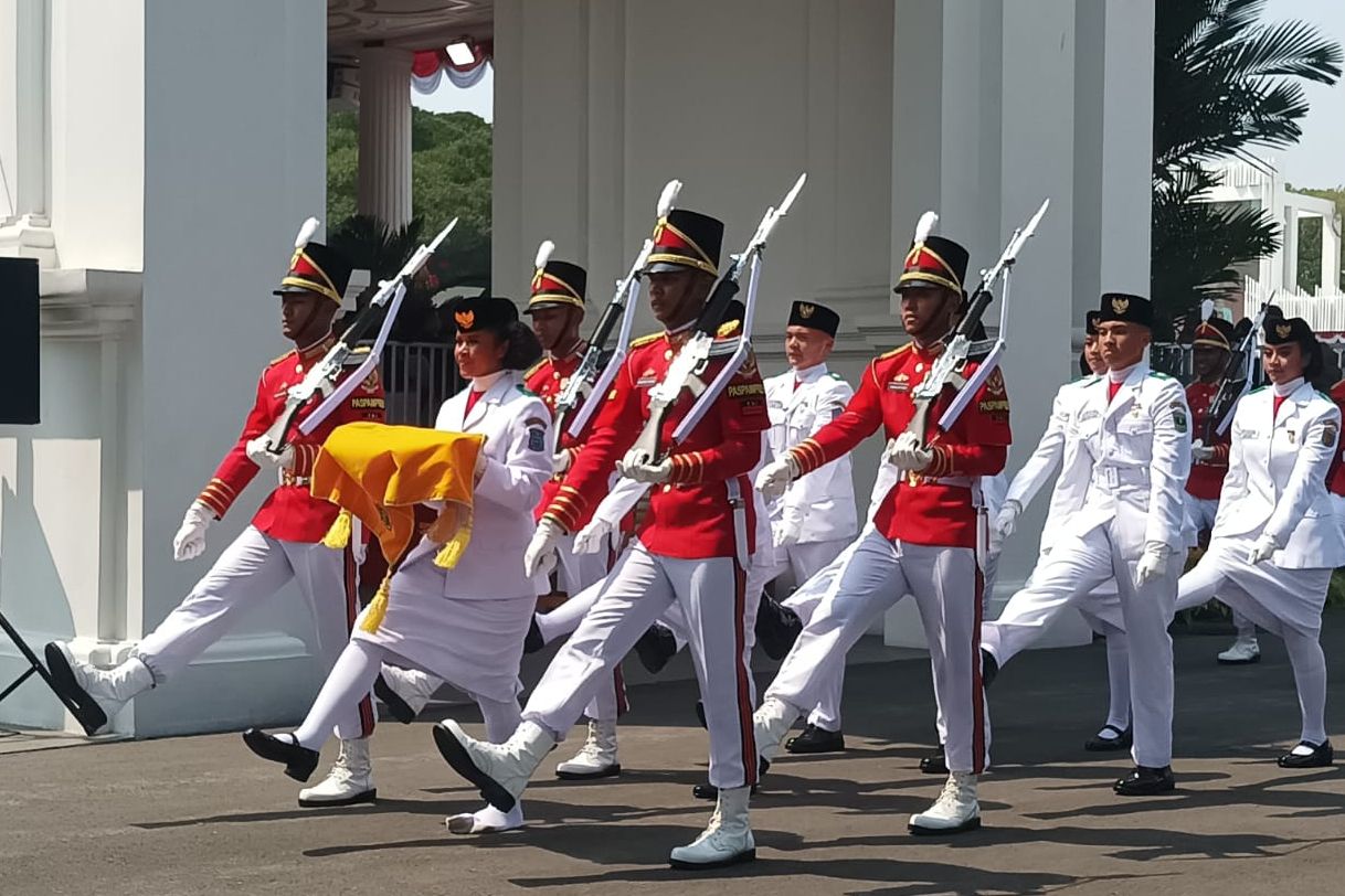 Anggota Paskibraka Pembawa Baki Bendera Tetap Fokus meski Sepatu Lepas