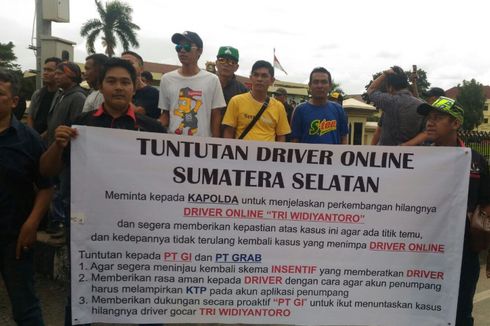 Gelar Demo, Puluhan Pengemudi Taksi 