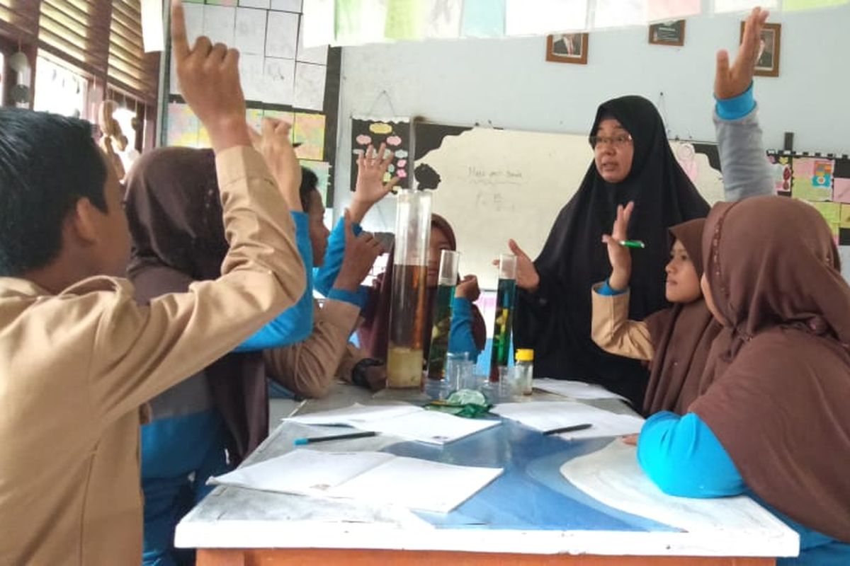 Titien Suprihatien, guru IPA SMPN 11 Batang Hari, Jambi, baru saja mendapat penghargaan sebagai guru pengabdi lingkungan dari Pemda Batang Hari.