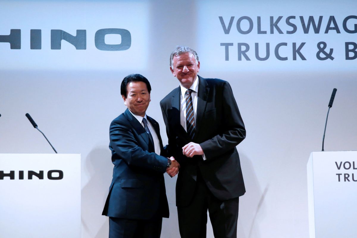 Presiden Hino Motors Yoshio Shimo (kiri) dan CEO Volkswagen Truck & Bus Andreas Renschler saling berjabat tangan, pada konferensi pers di Tokyo, Kamis (12/4/2018).
