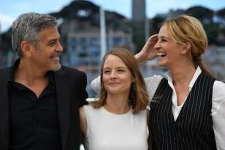 Sutradara AS Jodie Foster (tengah) berpose dengan aktor George Clooney dan aktris Julia Roberts, juga dari AS, dalam sebuah sesi foto untuk film Money Monster, pada 12 Mei 2016, dalam Cannes Film Festival 2016 di Cannes, Perancis bagian selatan. 
