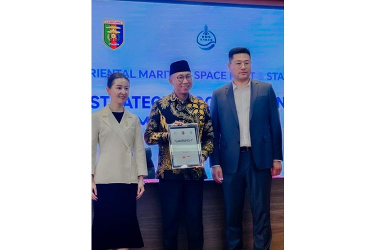 Gubernur Lampung Rahmat Mirzani Djausal saat menandatangani Letter of Intent (LoI) dengan dua perusahaan luar angkasa asal China. 