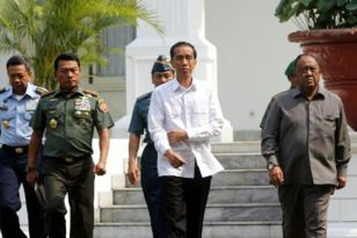 residen Joko Widodo didampingi Panglima TNI, Kapolri, Kepala BIN, Kepala Staf Angkatan Darat, Kepala Staf Angkatan Laut, dan Kepala Staf Angkatan Udara menggelar jumpa pers di halaman belakang Istana Merdeka, Jakarta Pusat, Rabu (22/10/2014). Jumpa pers ini terkait pembaharuan alutsista, intelejen negara, dan juga kesejahteraan anggota TNI dan Polri.  