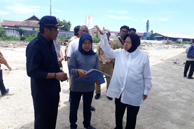 Wali Kota Surabaya Tri Rismaharini beserta jajarannya saat meninjau proyek Jalur Lingkar Luar Barat (JLLB) di Jalan Raya Sememi, Kecamatan Benowo, Surabaya, Jawa Timur, Senin (10/2/2020).