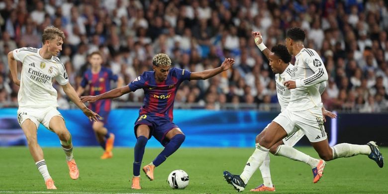 Pemain Barcelona #10 Lamine Yamal (tengah) dibayangi #24 Dean Huijsen (kiri), #03 Eder Militao dan #05 Jude Bellingham (kanan) dalam pertandingan sepak bola Liga Spanyol antara Real Madrid vs Barcelona di Stadion Santiago Bernabeu di Madrid pada 26 Oktober 2025. (Foto oleh Oscar DEL POZO / AFP)