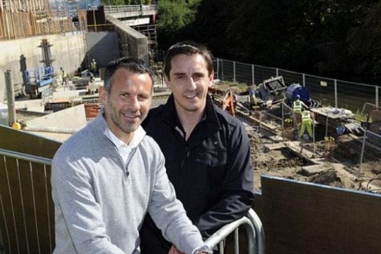 Dua mantan pemain Manchester United, Ryan Giggs (kiri) dan Gary Neville. 