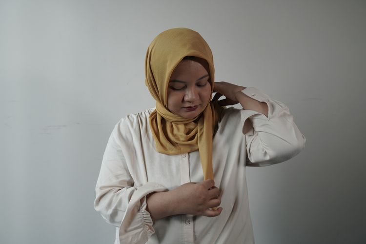 Tutorial hijab segi empat untuk Idul Adha 1446 H.