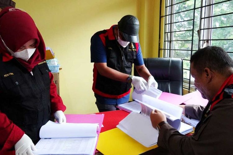 Penyidik kejaksaan memeriksa dokumen pada saat penggeledahan di Banda Aceh. 