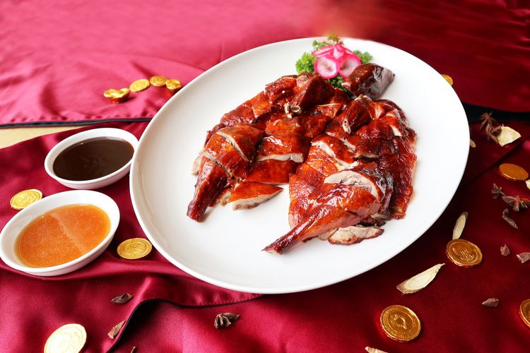 Ilustrasi bebek peking panggang, makanan di restoran khas China.