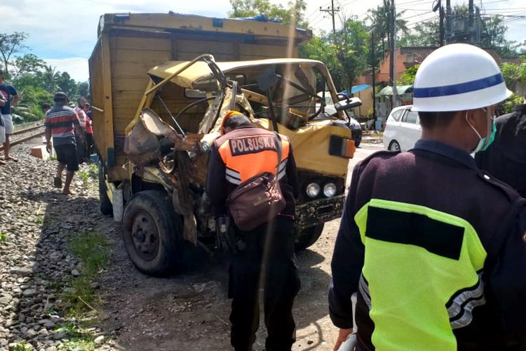 Truk yang dikemudikan Jaroni (54) rusak berat setelah berserempetan dengan kereta api Gajayana di perlintasan rel kereta api tanpa palang dan penjaga di Kelurahan Talun, Kecamatan Talun, Kabupaten Blitar, Jumat (2/4/2021)