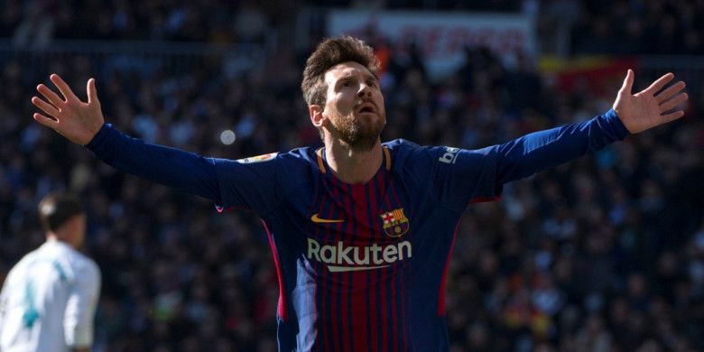 Megabintang FC Barcelona, Lionel Messi, merayakan gol yang dia cetak ke gawang Real Madrid dalam laga Liga Spanyol di Stadion Santiago Bernabeu, Madrid, pada 23 Desember 2017.