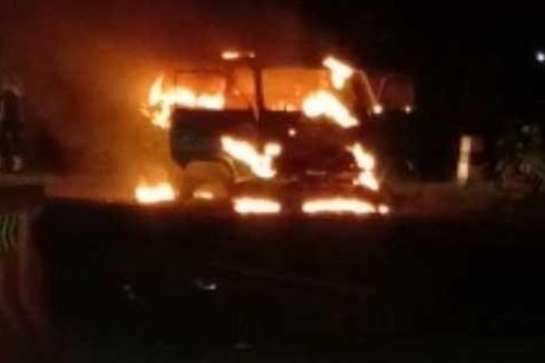 Daihatsu Hijet Terbakar di Exit Tol Dumpil Madiun, Sempat Terdengar Ledakan