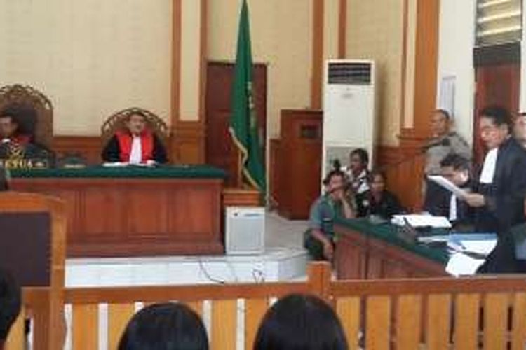 Hotma Sitompoel membacakan nota pembelaan terdakwa Margriet di PN Denpasar. 