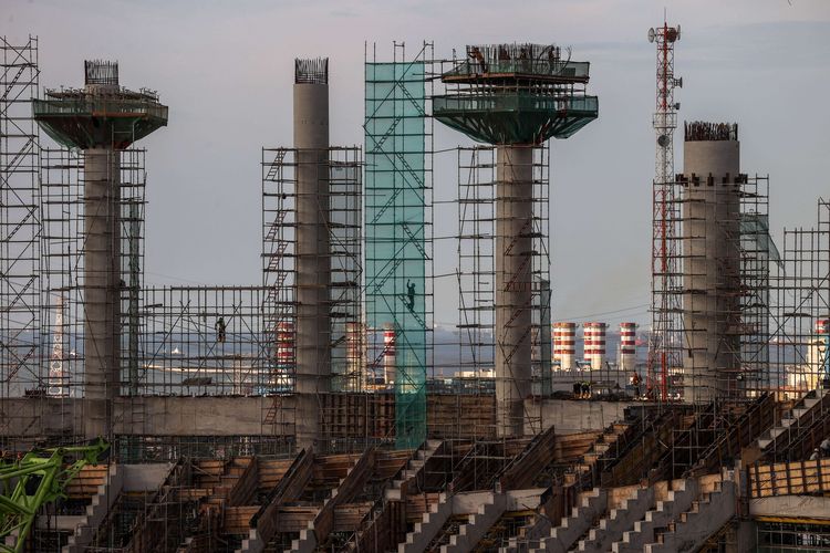 Aktivitas pekerja menyelesaikan pembangunan Jakarta International Stadium (JIS) di Papanggo, Tanjung Priok, Jakarta Utara, Selasa (23/3/2021). Stadion yang diproyeksikan mampu menampung 82.000 penonton ini memasuki pengerjaan minggu ke-81 yang mencapai 51,18 persen (data terakhir PT Jakarta Propertindo per 23 Maret 2021).