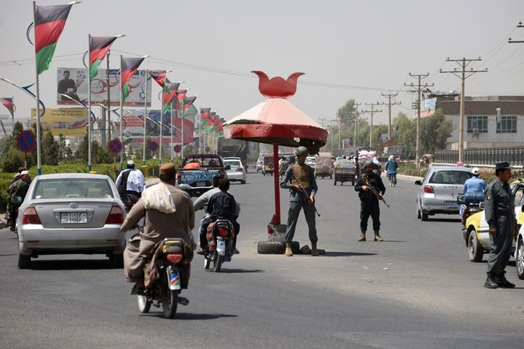 Petugas keamanan berjaga di pos keamanan di Kandahar. Pelaksanaan pemilu parlemen di provinsi itu ditunda menyusul terjadinya serangan yang menewaskan dua komandan tinggi Afghanistan.