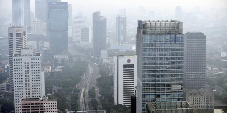 Gedung-gedung pusat bisnis dan perkantoran terpantau dari udara di kawasan Jalan Jenderal Sudirman, Jakarta, Minggu (5/6). Pertumbunhan pusat bisnis di beberapa kawasan di Jakarta memicu kenaikan harga tanah hingga mencapai 20 persen per tahun. 