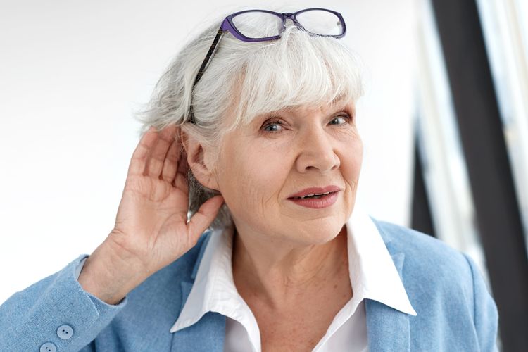 Ilustrasi gangguan pendengaran pada lansia