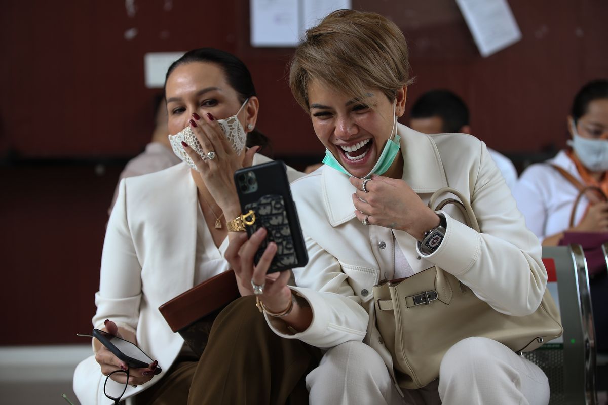 Artis Nikita Mirzani saat menunggu persidangan di Pengadilan Negeri Jakarta Selatan, Rabu (15/7/2020). NIkita menjalani sidang putusan atas dugaan penganiayan kepada mantan suaminya Dipo Latief. 