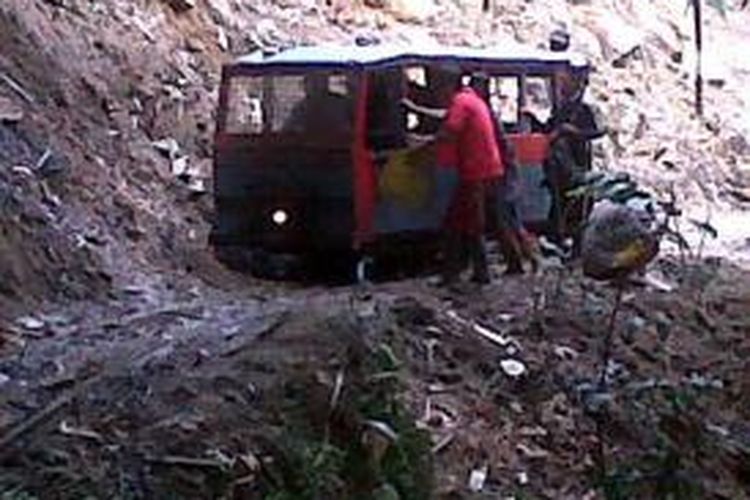 warga bergotong royong memperbaiki rel kereta lori secara swadaya, hingga kini belum ada satu pun bantuan yang masuk ke wilayah ini, pasca longsor yang memutus jalur trasnportasi 680 jiwa Desa Lebong Tandai