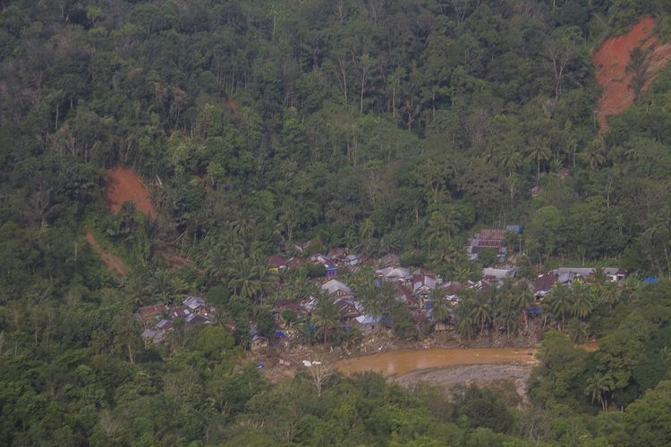 Aerial photo of the condition of a village on the slopes of the Meratus mountains where landslides appear in Hulu Sungai Tengah Regency, South Kalimantan, Sunday (24/1/2021). Based on the latest data from the Regional Disaster Mitigation Agency (BPBD) of South Kalimantan Province on Sunday (24/1/2021), natural floods in 11 districts in South Kalimantan displaced 113,420 residents and affected 628 schools, 609 worship places, 75 bridges, 99,258 houses and 46,235 hectares of rice fields.