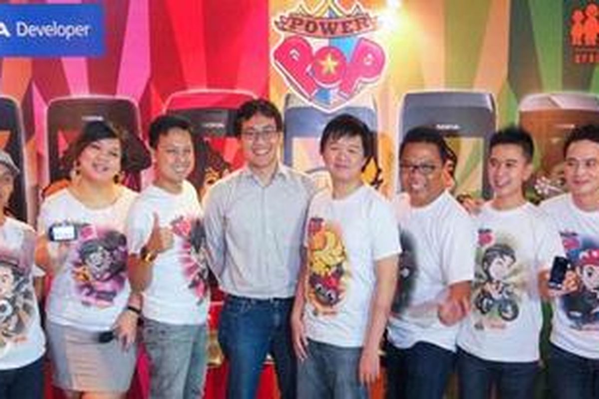 Founder Own Games Eldwin Viriya (keempat dari kanan) dan Developer Manager Nokia South East Asia Narenda Wicaksono (keempat dari kiri) berpose bersama personel Project Pop dalam acara peluncuran game Power Pop di Jakarta, Selasa (23/4/2013)