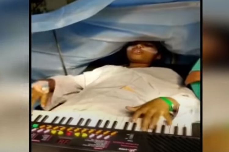 Saumya (9 tahun) adalah gadis India yang melakukan operasi otak dengan tetap terjaga sambil bermain game di seluler dan piano selama enam jam selama pengangkatan tumor.