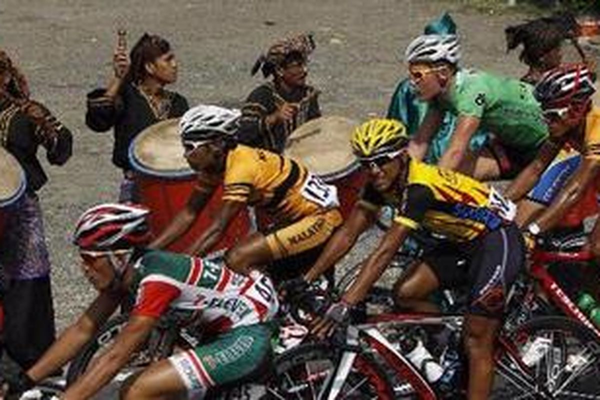 Seniman gendang tassa menyambut pebalap sepeda yang melintas dalam etape dua B (Pariaman - Muko-muko) Tour de Singkarak 2010 di Kabupaten Padang Pariaman, Sumatera Barat, Rabu (2/6/2010). Pebalap sepeda dari tim Azad University, Amir Zargari menjuarai etape berjarak 83,9 kilometer tersebut dengan catatan waktu 2 jam 11 menit 37 detik.  