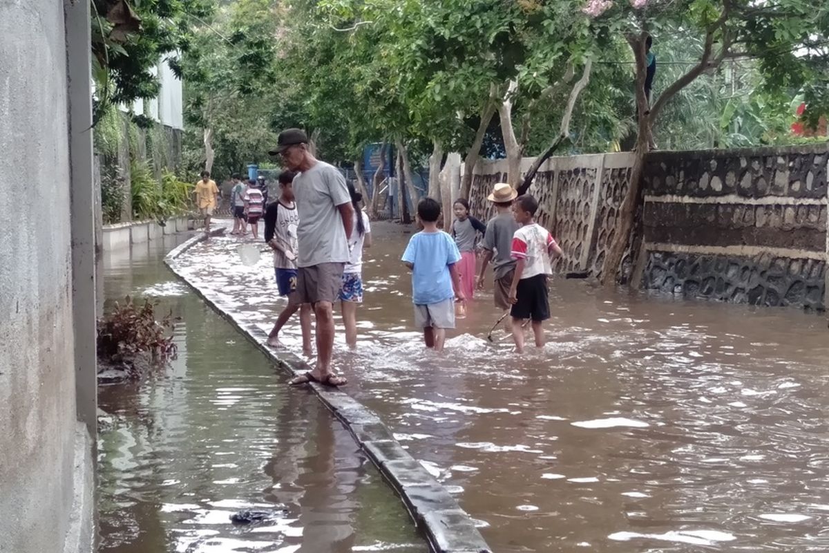 Warga kemang mancing lele pasca banjir di Jalan Kemang Timur V, Jakarta Selatan, Kamis (2/1/2020).