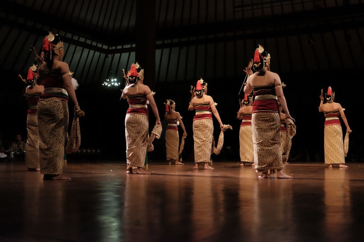 Pementasan Tari Serimpi di Solo Dance Festival.