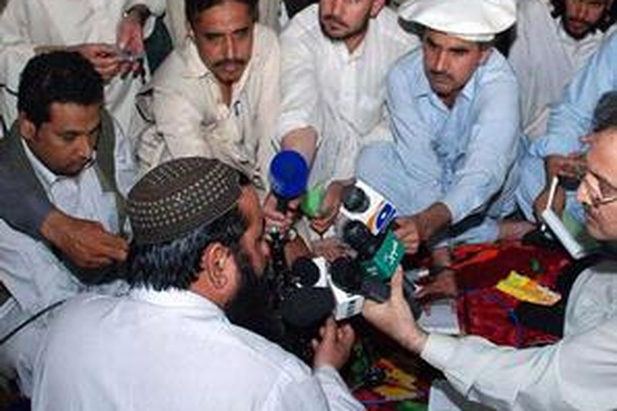 Foto ini diambil pada 24 Mei 2008 ketika Baitullah Mehsud tengah memberi keterangan kepada wartawan di wilayah kekuasannya di Waziristan Selatan yang dekat dengan perbatasan Afganistan