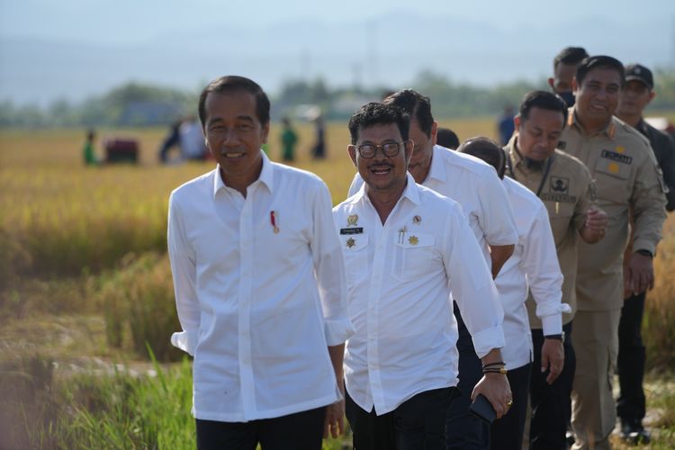 Menteri Pertanian (Mentan) Syahrul Yasin Limpo (SYL) saat mendampingi Jokowi meninjau jalannya panen raya padi di Kelurahan Baji Pamai, Kecamatan Maros Kota, Kabupaten Maros, Sulawesi Selatan (Sulsel) Kamis.
