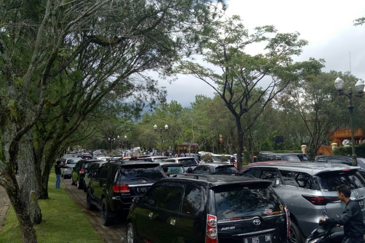 Antrean kendaraan memanjang hingga 150 meter ke gerbang masuk Little Veniche, Kota Bunga Cipanas. Pengunjung pun terus berdatangan walaupun macet dan aulit mendapat parkir, Minggu (31/12/2017).