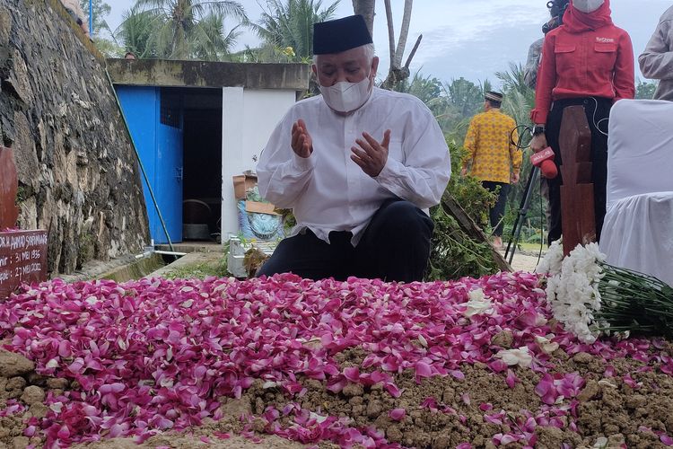 Din Syamsuddin tiba di makam Buya Syafii Maarif, Pemakaman Husnul Khotimah, Nanggulan, Kulon Progo, Daerah Istimewa Yogyakarta.
