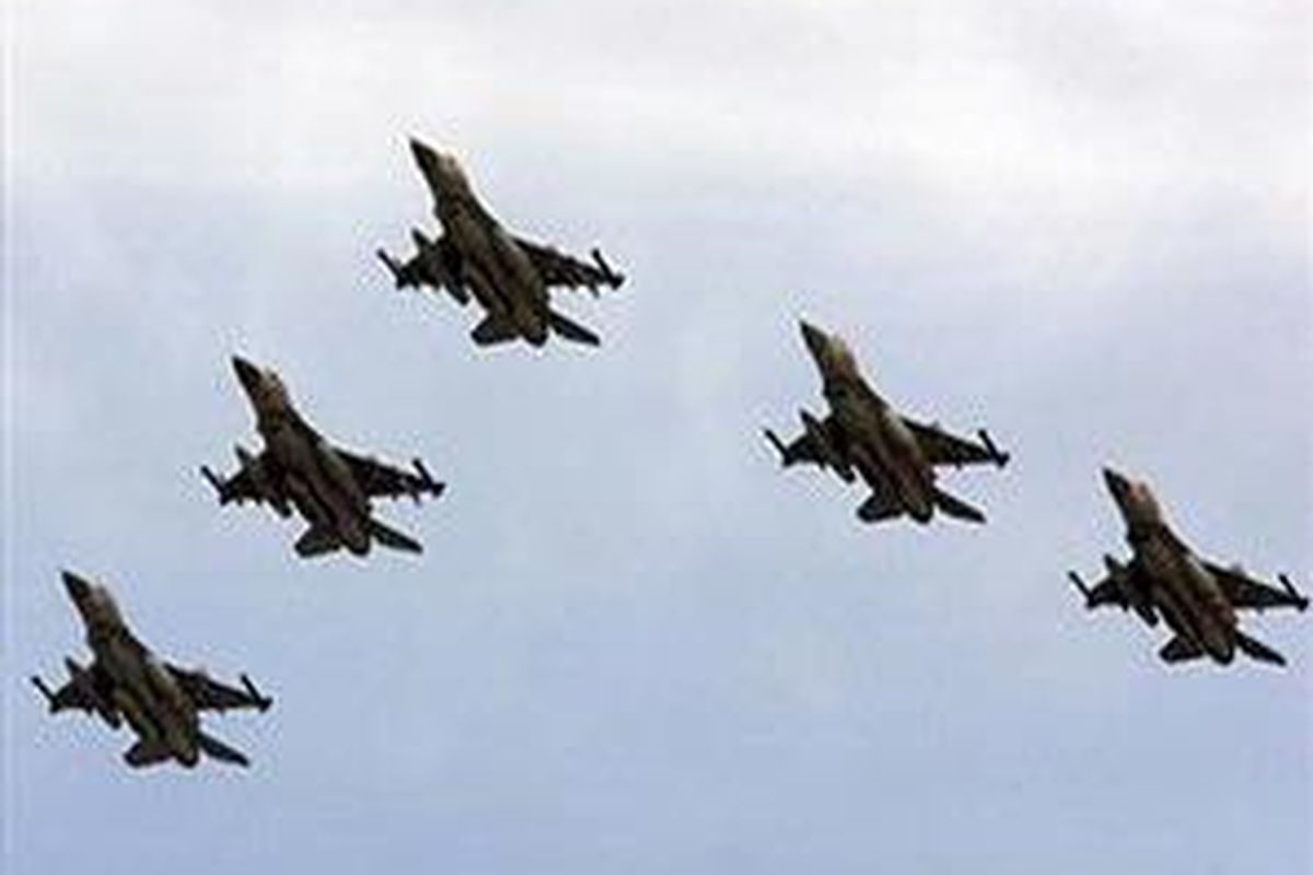 Beberapa pesawat tempur F-16 Israel terbang di atas Laut Mediterania di Tel Aviv selama berlangsung parade militer untuk menandai 60 tahun berdirinya negara Yahudi itu pada 8 Mei 2008. 