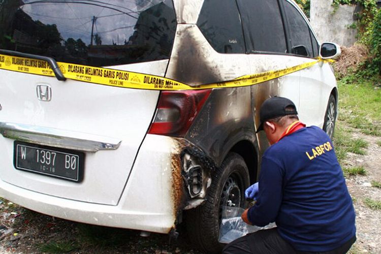 Tim dari Labfor Polda Jawa Timur saat melakukan olah TKP di mobil Khamsun yang dilempar bom molotov.