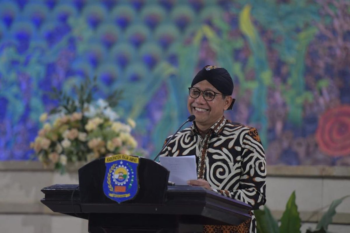 Menteri Desa PDTT Gus Halim saat membuka Training Penguatan Badan Usaha Milik Desa dan Lembaga Ekonomi Lainnya di Gedung Pari, Kabupaten Raja Ampat, Selasa (14/11/2023).