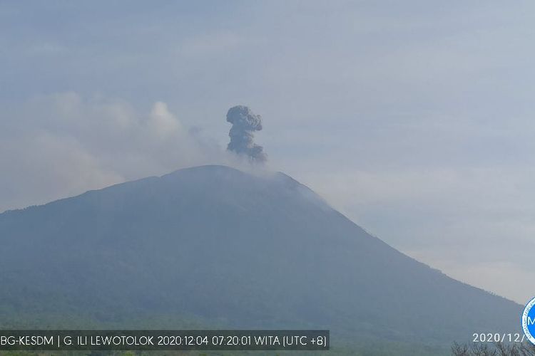 Foto : Erupsi Gunung Ile Lewotolok, Kabupaten Lembata, NTT, Jumat (4/12/2020).