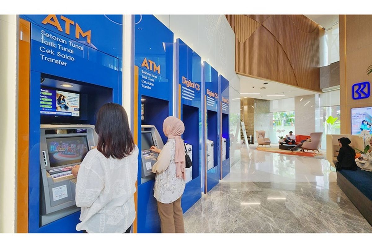 Nasabah BRI yang sedang melakukan transaksi di ATM BRI. 