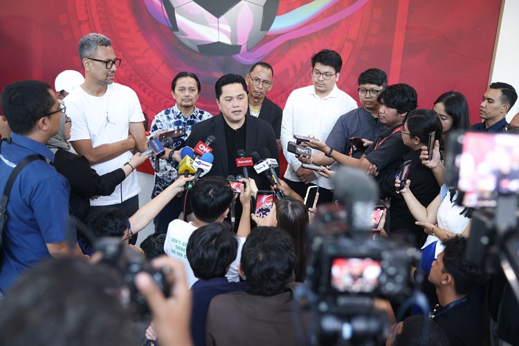 Ketua Umum PSSI Erick Thohir berbicara kepada awak media selepas acara diskusi sepak bola yang digelar PSSI Pers dengan tajuk Water Break: 96 Tahun PSSI, Fondasi Piala Dunia 2030, di GBK Arena, Jakarta, Kamis (16/4/2026).