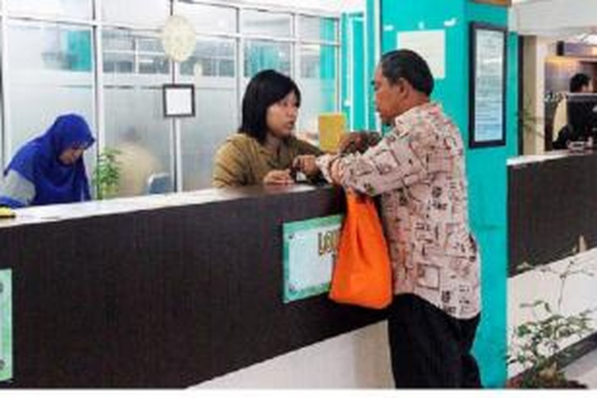 Manija (60), warga Kota Pontianak, Kalimantan Barat, mengurus izin usaha di Badan Pelayanan Perizinan Terpadu Kota Pontianak pada Selasa (14/4/2015).