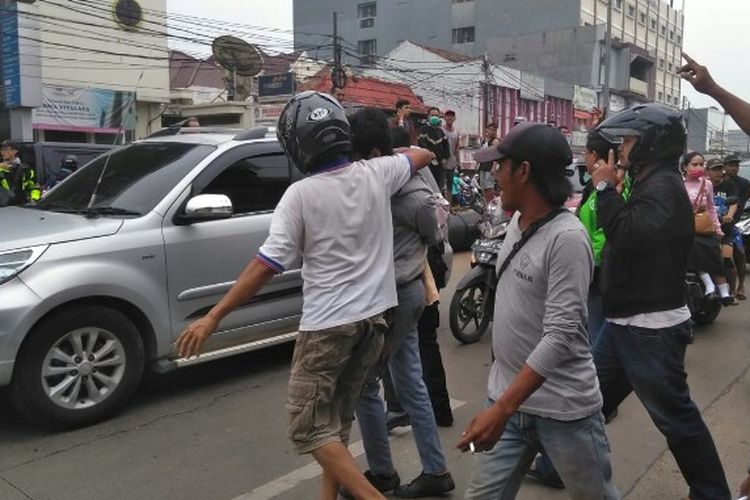 Seroang pelajar Sekolah Menengah Atas (SMA)  yang hendak tawuran di Jalan Raya Siliwangi, Pamulang, Tangerang Selatan, Senin (16/12/2019) siang, ditangkap. Satu dari dua pelajar tersebut saat diamankan kedapatan membawa senjata tajam jenis celurit.  