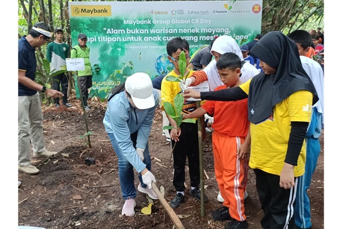 Kepala Eksekutif Pengawas Perilaku Pelaku Usaha Jasa Keuangan, Edukasi, dan Perlindungan Konsumen OJK Friderica Widyasari Dewi menanam pohon produktif bersama sejumlah siswa sekolah dasar dalam gelaran Global Corporate Responsibility (CR) Day 2025 yang digagas Maybank di Hutan Kota Sangga Buana, Jakarta Selatan, Sabtu (27/9/2025). 