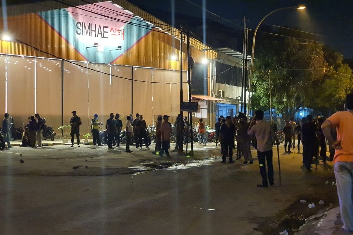 Dua organisasi kemasyarakatan pemuda (OKP) terlibat  aksi bentrok dan saling lempar di Jalan Perpustakaan, Kecamatan Medan Petisah, Kota Medan, Sumatera Utara Kamis (27/5/2021) malam.  (KOMPAS.com/DANIEL PEKUWALI)