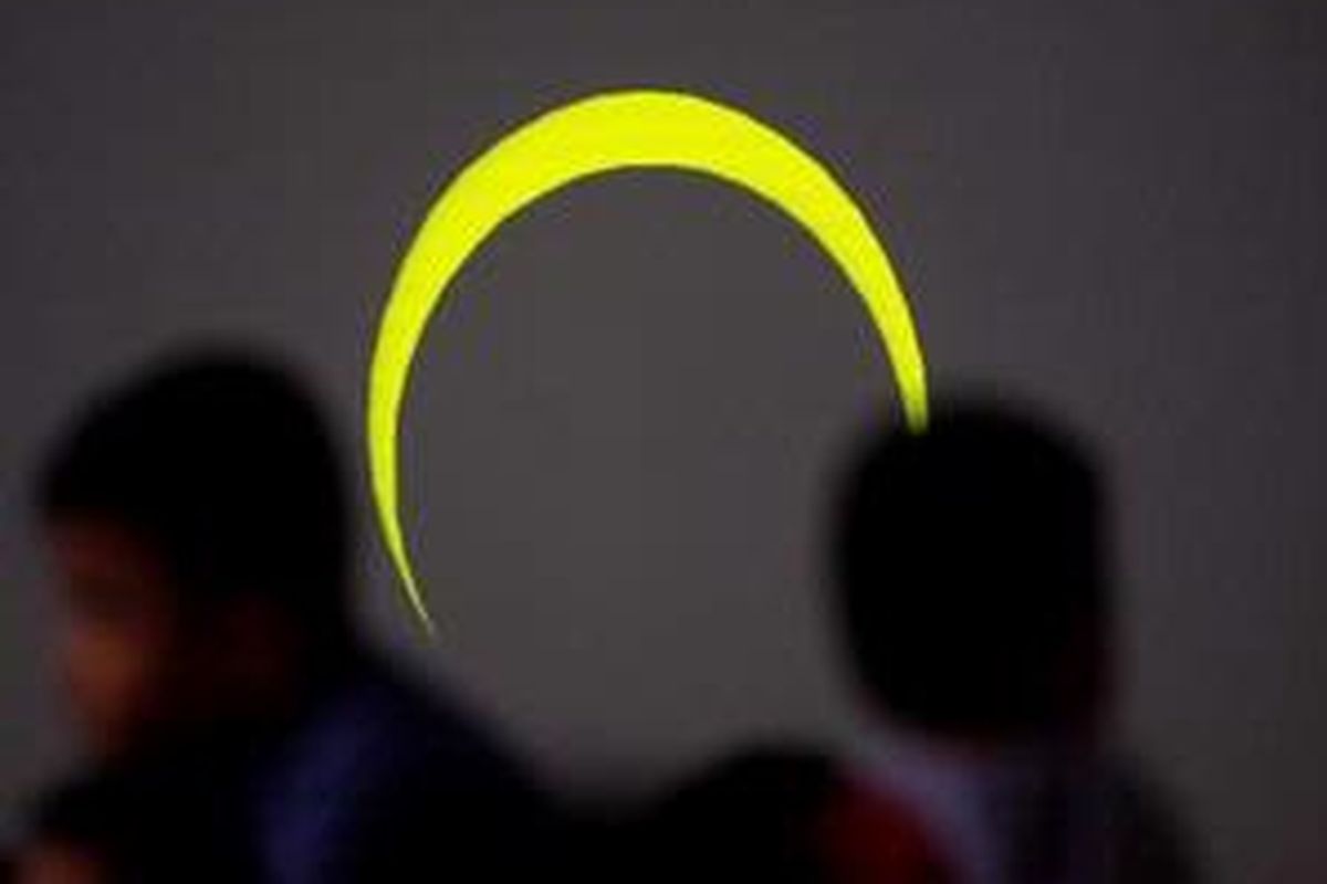 Pengunjung memadati Planetarium Jakarta untuk menyaksikan fenomena gerhana matahari cincin menggunakan teleskop, Senin (26/1).