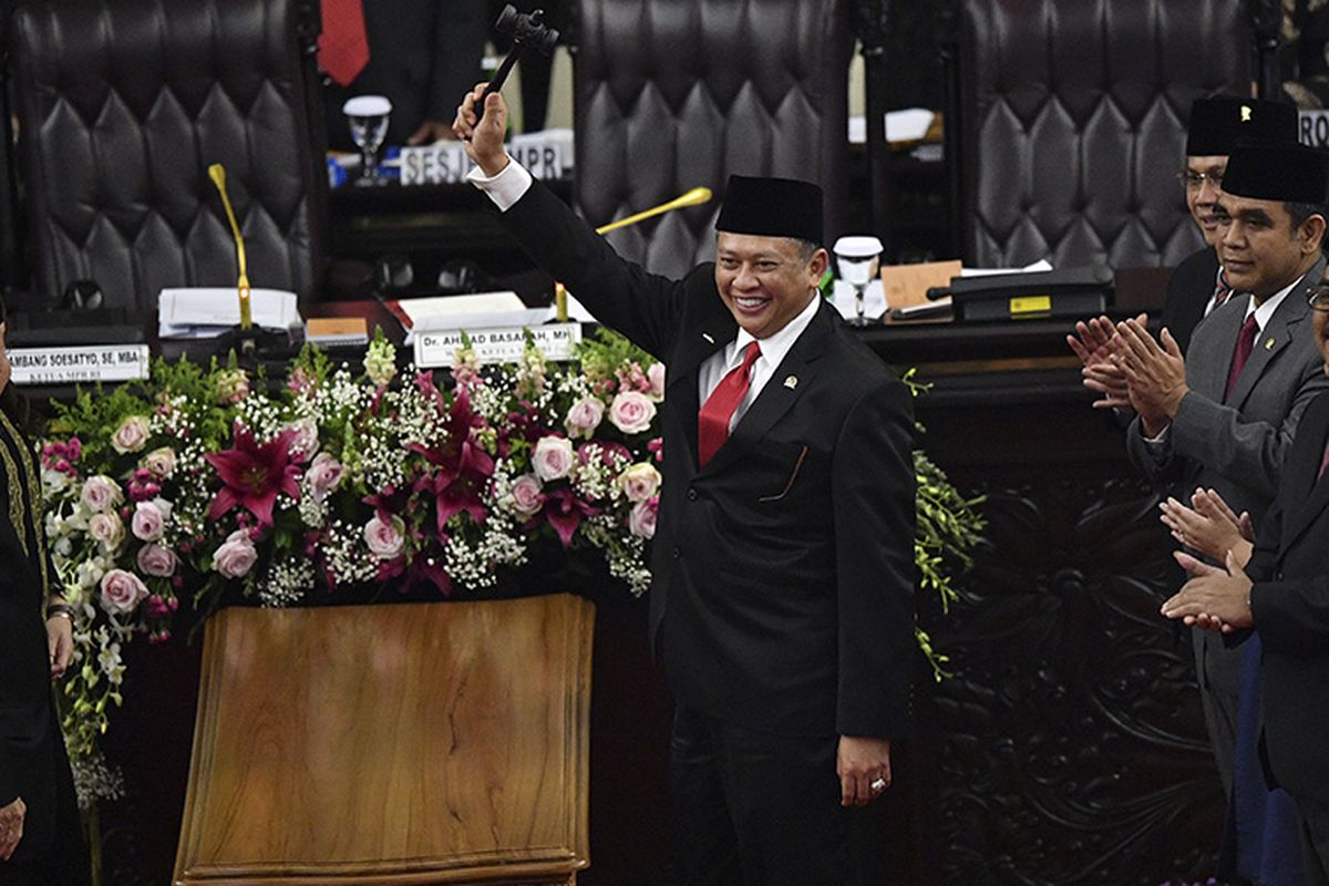 Ketua MPR Bambang Soesatyo (tengah) mengangkat palu sidang usai pelantikan pimpinan MPR periode 2019-2024 di ruang rapat Paripurna MPR, Kompleks Parlemen, Senayan, Jakarta, Kamis (3/10/2019). Sidang Paripurna tersebut menetapkan Bambang Soesatyo sebagai Ketua MPR periode 2019-2024 dengan Wakil Ketua, Ahmad Basarah dari Fraksi PDI Perjuangan, Ahmad Muzani dari Fraksi Partai Gerindra, Lestari Moerdijat dari Fraksi Partai Nasdem, Jazilul Fawaid dari Fraksi Partai Kebangkitan Bangsa, Syarief Hasan dari Fraksi Partai Demokrat, Zulkifli Hasan dari Fraksi Partai Amanat Nasional, Hidayat Nur Wahid dari Fraksi Partai Keadilan Sejahtera, Arsul Sani dari Fraksi Partai Persatuan Pembangunan dan Fadel Muhammad dari Kelompok DPD di MPR.